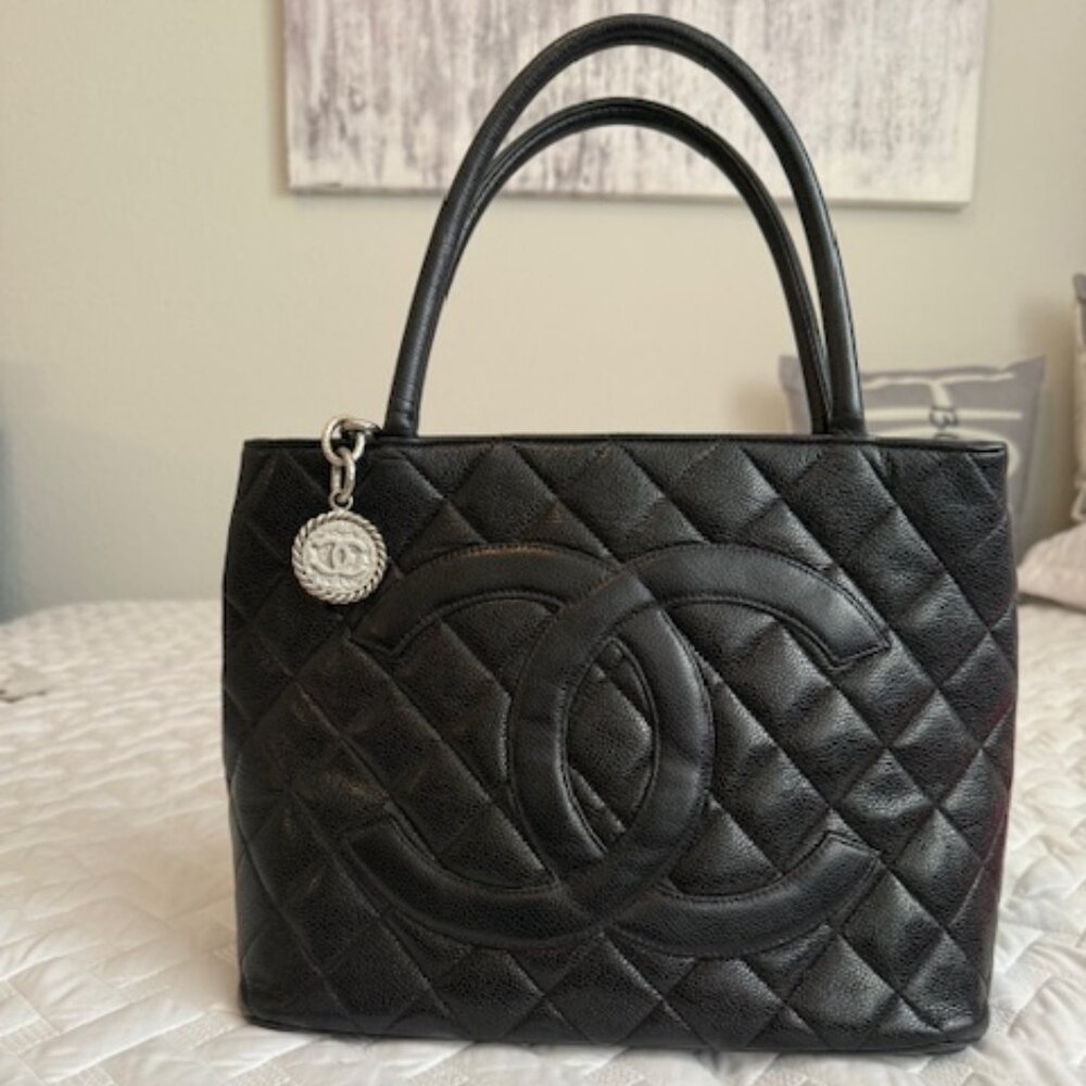 CHANEL Black Vintage CC Logo Caviar Leather Quilted Medallion Tote Bag